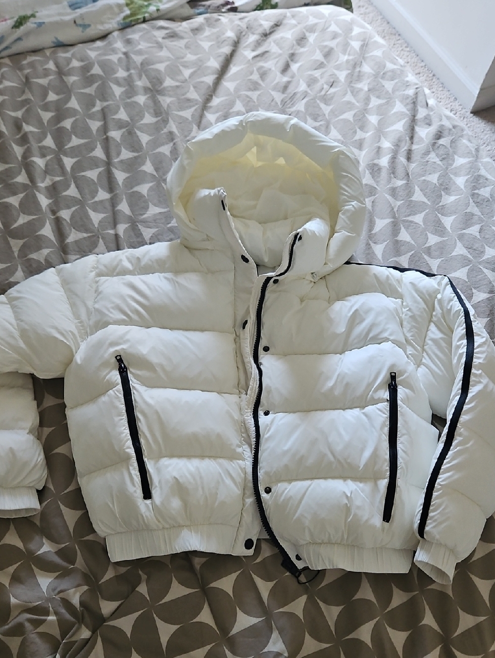 White Puffer Hooded Jacket alo Aspen Smal